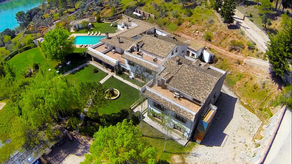 an aerial view of a house with a swimming pool at Hotel Paraiso de Bujaraiza in Coto Rios