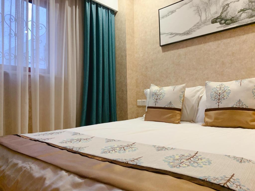 Postel nebo postele na pokoji v ubytování Suzhou Jade Snow Lodge