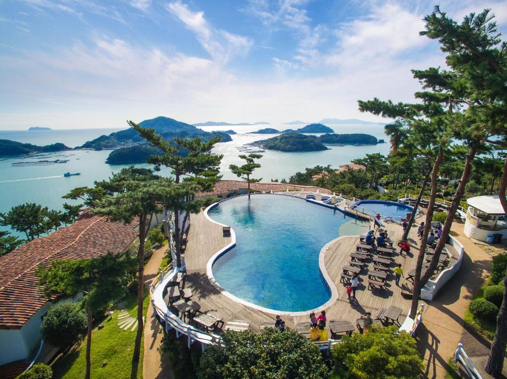 a view of a swimming pool with a view of the water at Club ES Tongyeong Resort in Tongyeong