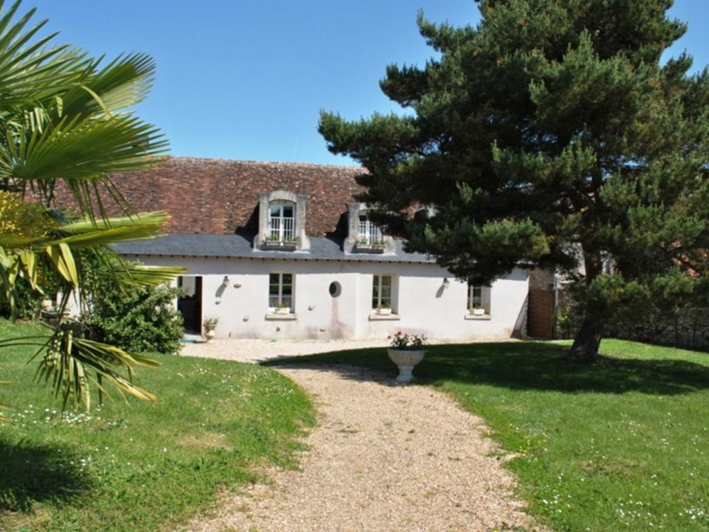 Azay-sur-CherにあるGîte Azay-sur-Cher, 6 pièces, 11 personnes - FR-1-381-359の庭木のある大きな白い家