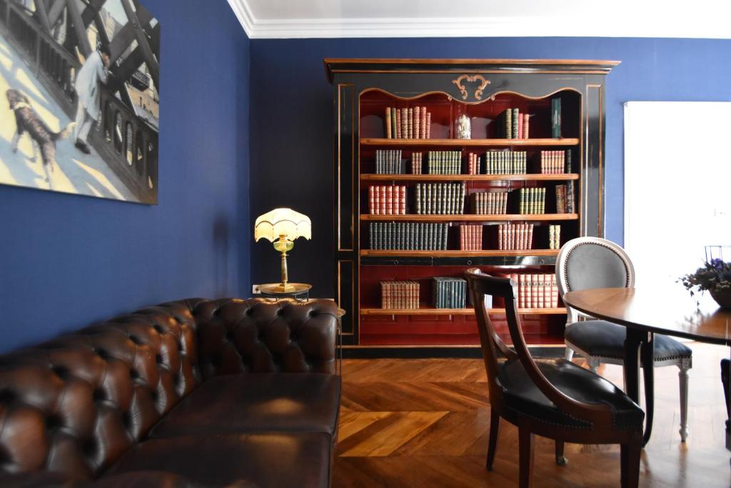 a living room with a couch and a table at Les Destinées in Chinon