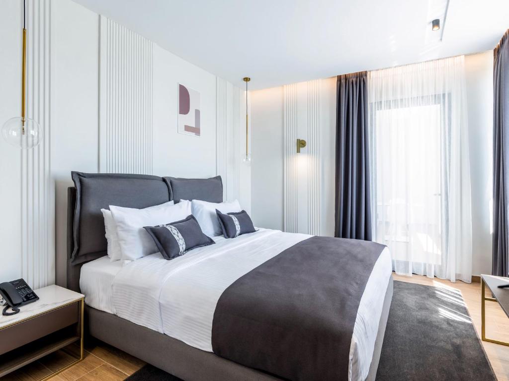 Postel nebo postele na pokoji v ubytování Mövenpick Hotel Lalez Durres