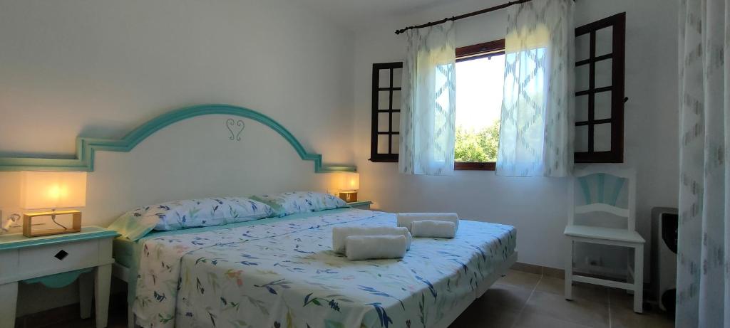 Schlafzimmer mit einem Bett und einem Fenster in der Unterkunft TURQUESA Son Bou in Son Bou