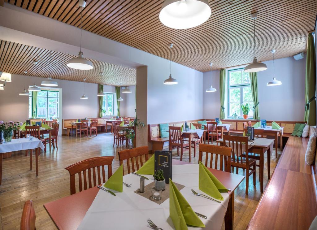 Ein Restaurant oder anderes Speiselokal in der Unterkunft JUFA Hotel Grundlsee 