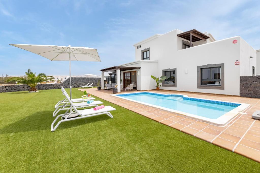 een afbeelding van een villa met zwembad bij Lanzarote Villa Zafiro Game Room 16 in Playa Blanca