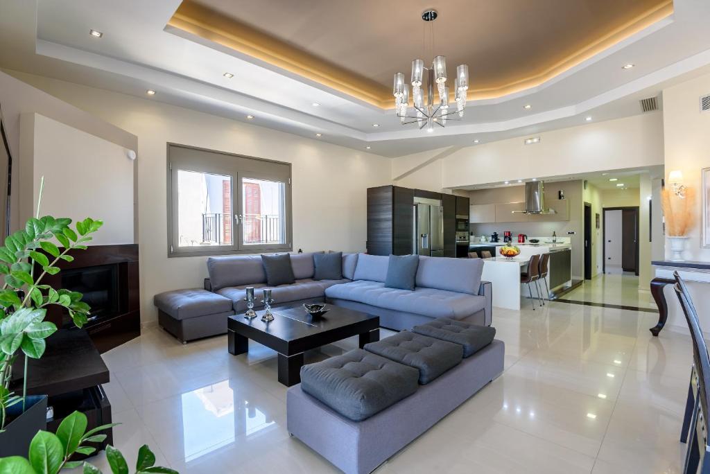 Evgenias Luxury Apartment with Rooftop Pool -Parking