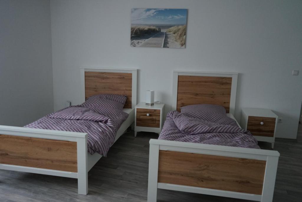 two beds sitting next to each other in a room at Gästewohnung Holzheim in Pohlheim