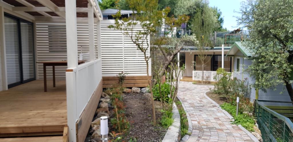 un jardin avec une terrasse et une maison dans l'établissement Camping Fossa Lupara, à Sestri Levante