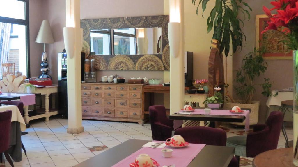 Posezení v ubytování Logis Hôtel Restaurant Chez Nous