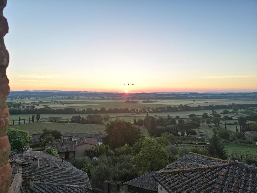 Východ nebo západ slunce při pohledu z bed and breakfast nebo okolí