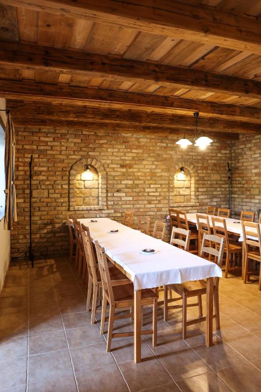 Restaurace v ubytování Szarvas apartman - Jakuzzis Vendégház Mány