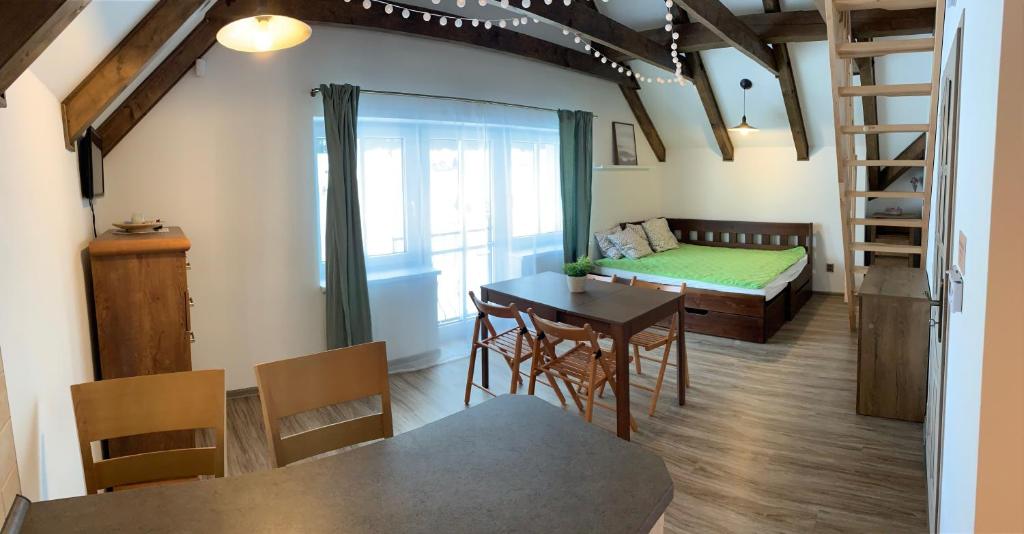 uma sala de estar com uma mesa, um sofá e uma cama em Chata Barborka, Apartmán 08 em Horní Malá Úpa