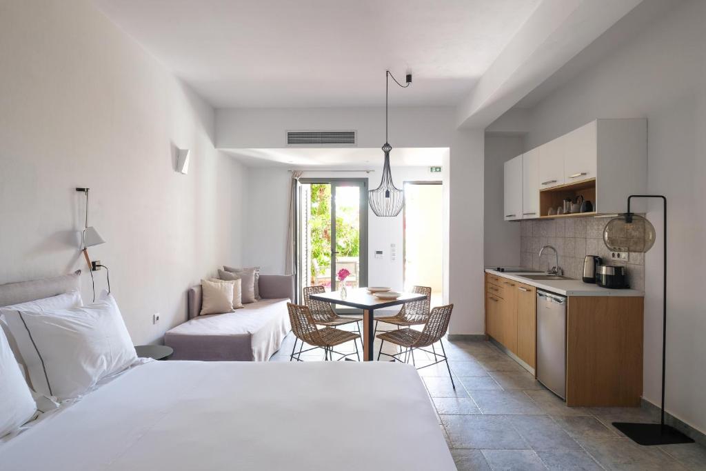 Кровать или кровати в номере Margo Beach Hotel