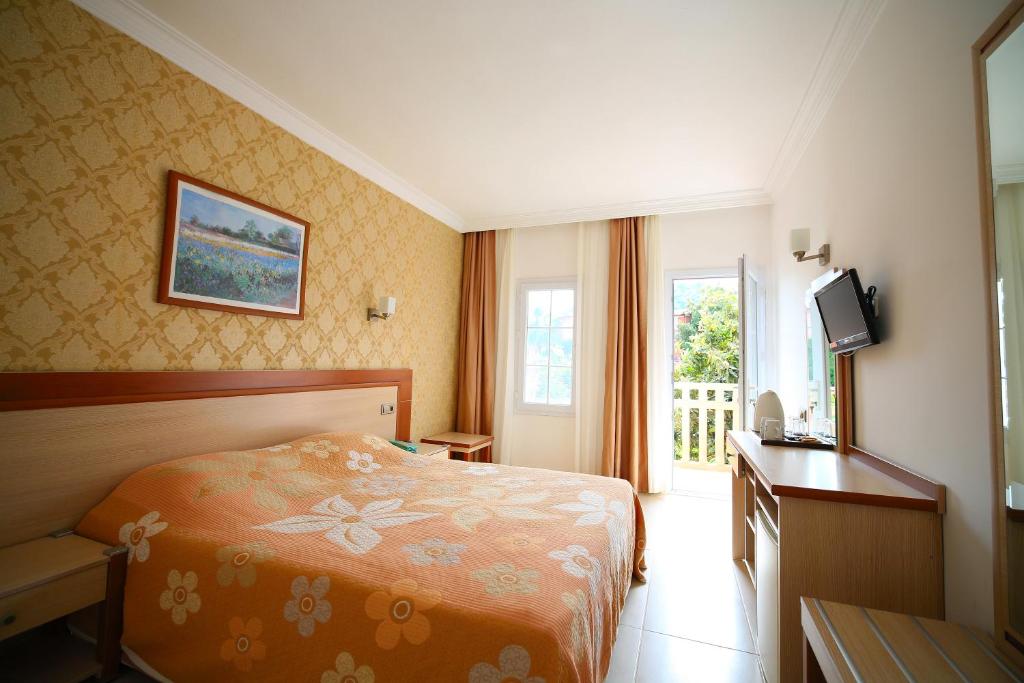 A bed or beds in a room at Ölüdeniz Turquoise Hotel - All Inclusive