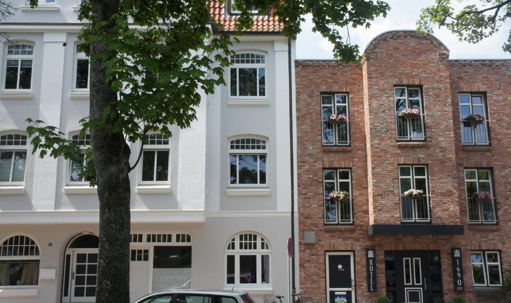 un edificio con un coche aparcado delante de él en Apartment 1690, en Rendsburg