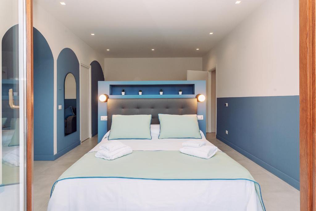 Łóżko lub łóżka w pokoju w obiekcie Sorrento Colors&Suites