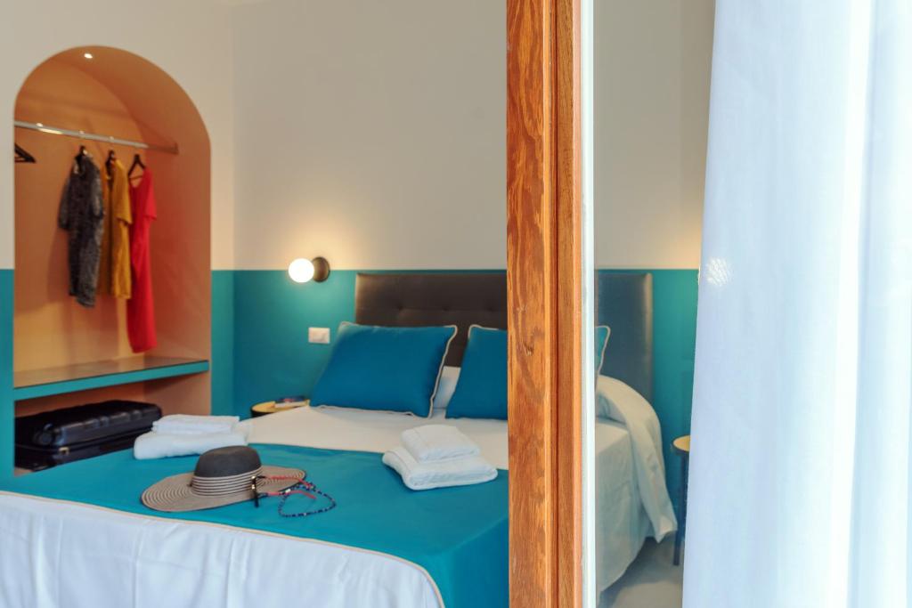 Łóżko lub łóżka w pokoju w obiekcie Sorrento Colors&Suites