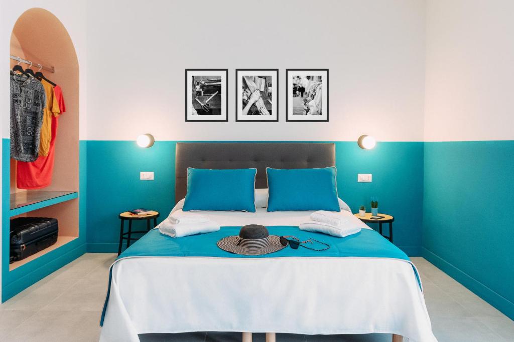 sypialnia z łóżkiem z kapeluszem w obiekcie Sorrento Colors&Suites w Sorrento
