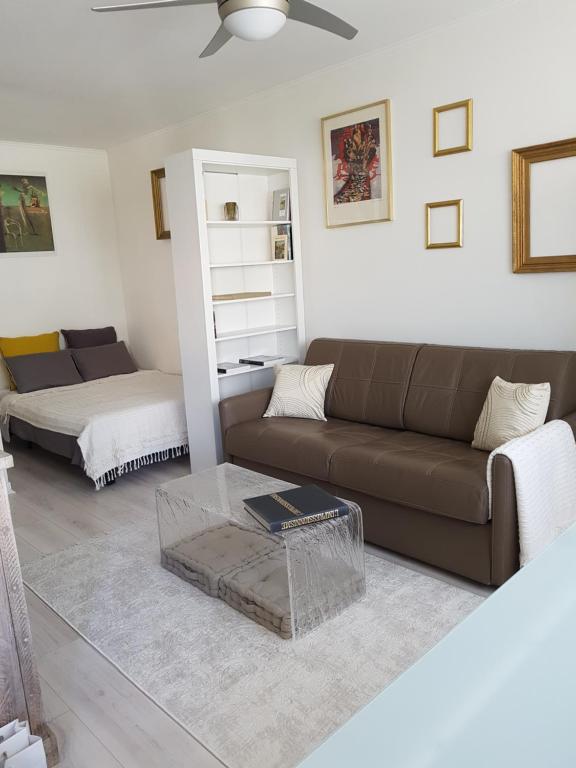 uma sala de estar com um sofá e uma mesa de centro em Magnifique Studio Cannes em Cannes