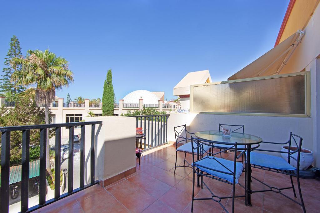 patio con mesa y sillas en el balcón en Romana Playa studio Elviria, en Marbella