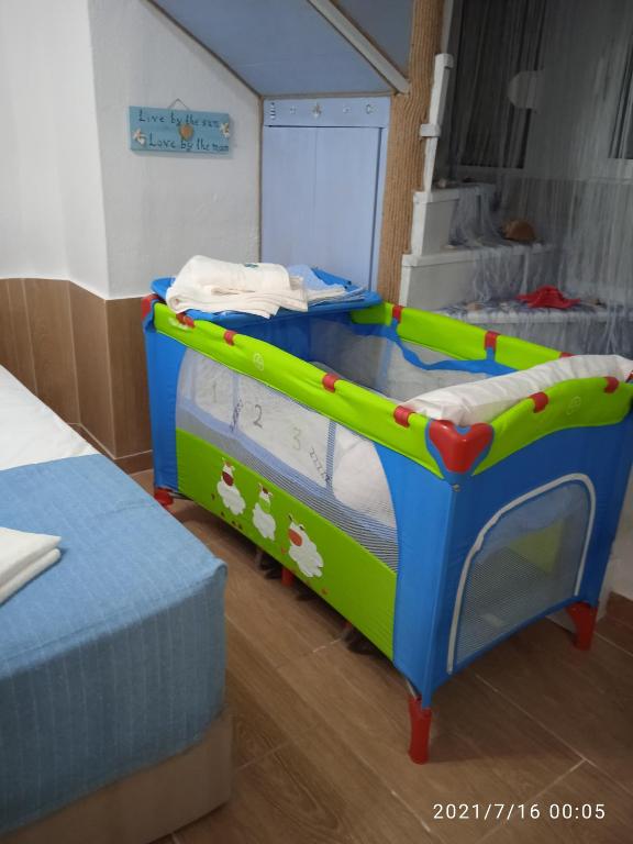 Łóżko lub łóżka w pokoju w obiekcie Seashell apartment