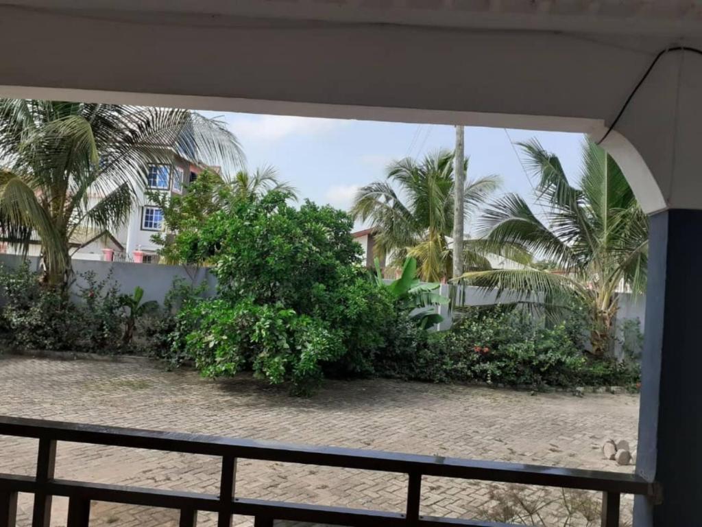 - Balcón con vistas a la playa en Impeccable 2-Bed Apartment in Kumasi Ashanti, 