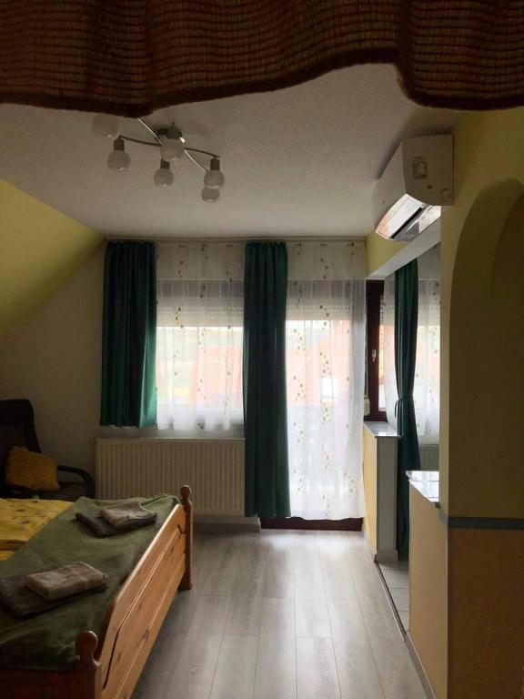 Posteľ alebo postele v izbe v ubytovaní Major család apartman