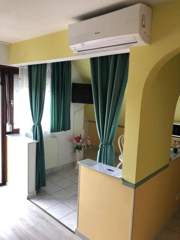 Kuchyňa alebo kuchynka v ubytovaní Major család apartman