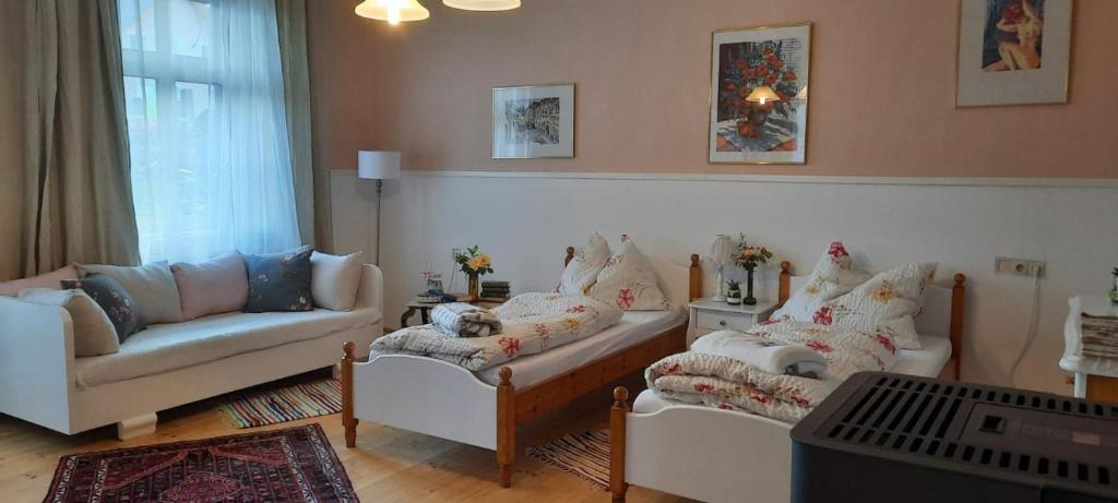 ein Wohnzimmer mit 2 Sofas und einem Sofa in der Unterkunft Da Tizzi in Deutschlandsberg