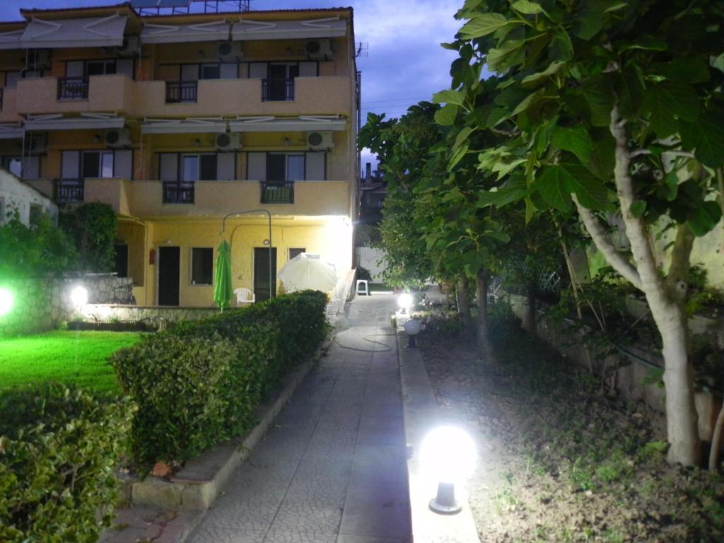 un edificio con luces en el lateral de una calle en Bellos Apartments, en Nea Skioni