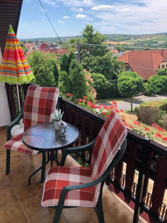 Balkón alebo terasa v ubytovaní Major család apartman