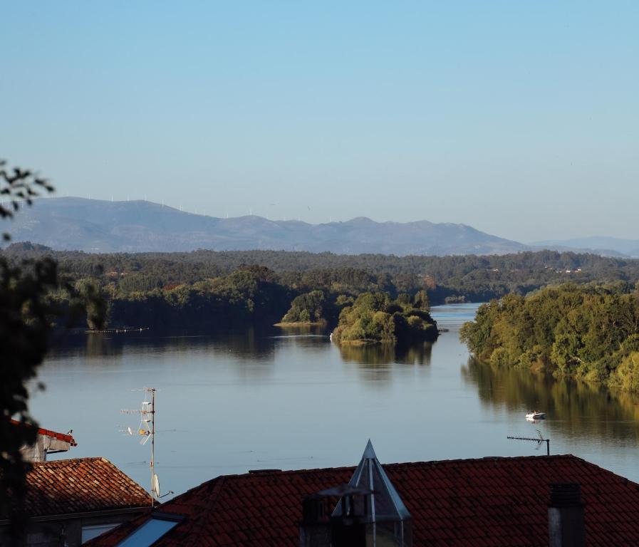 een uitzicht op een rivier met een boot erop bij Villa 33 in Tui