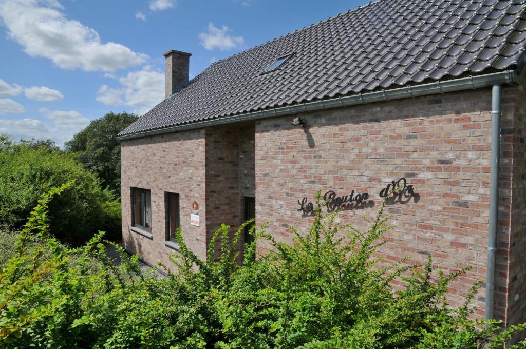 a brick building with graffiti on the side of it at Gite Bouton d'Or in Heure