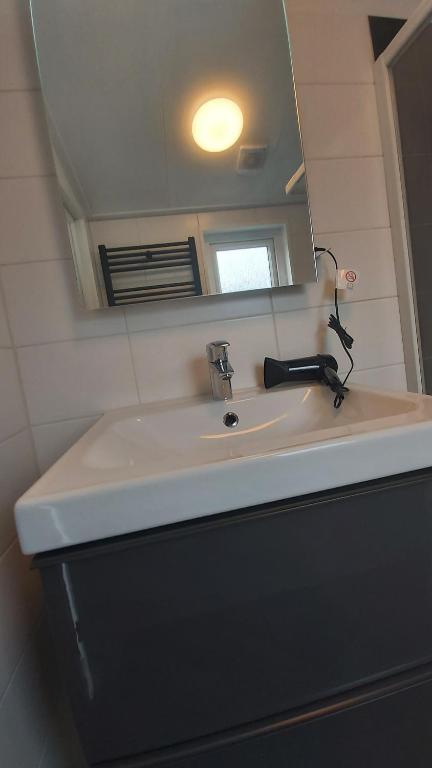 Koupelna v ubytování Ruim en gezellig chalet voor 2 personen op de Veluwe Recreatiepark De Oude Driest - All inclusive