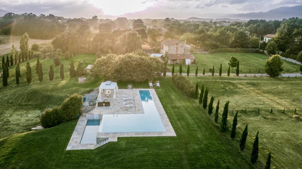 an aerial view of a villa with a swimming pool in a field at Casolare del Pin Bono in Altopascio