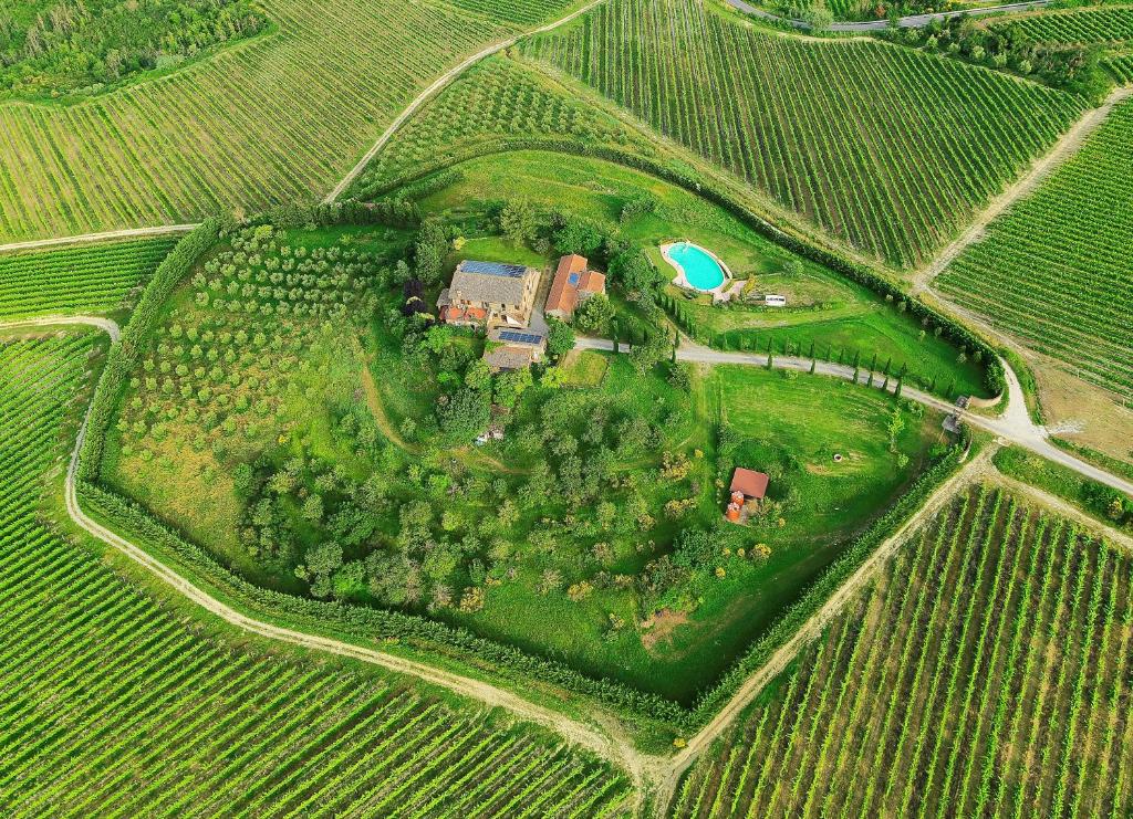 una vista aerea di una casa in un campo di Villa Poggio del Sogno a Castel Viscardo