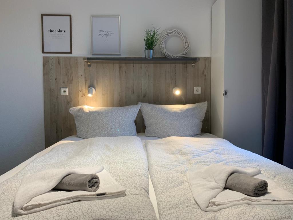 諾登的住宿－Bernsteinsucher，一间卧室配有带毛巾的床