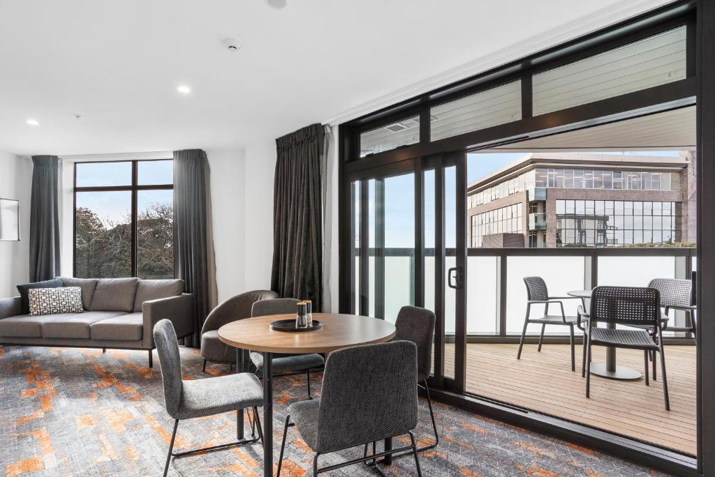 Posezení v ubytování Ramada by Wyndham Newmarket Auckland