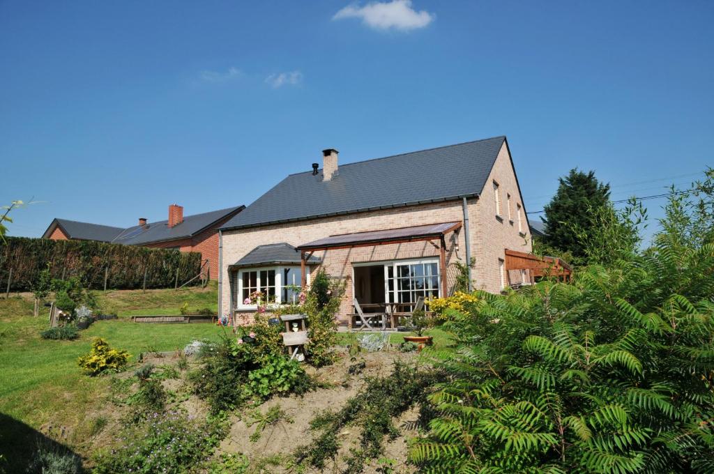 een huis op een heuvel met planten bij Villa Achille in Somme-Leuze