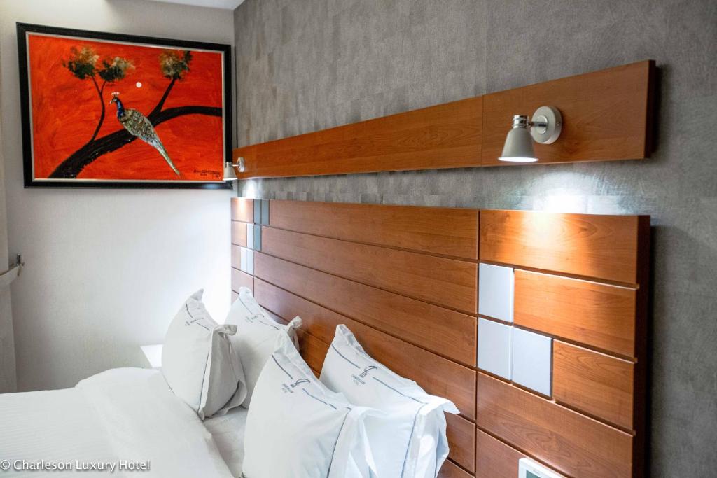 Postel nebo postele na pokoji v ubytování Charleson Luxury Hotel