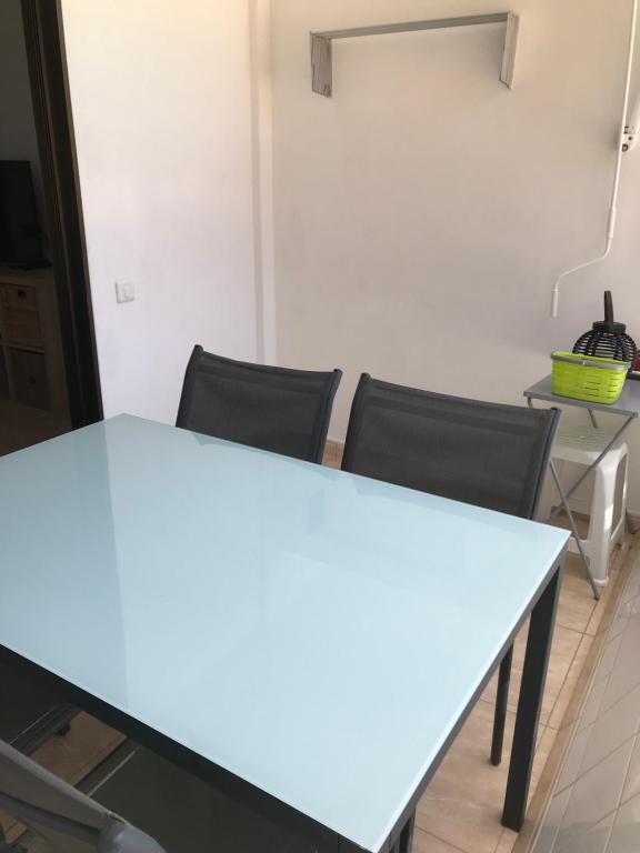 Posezení v ubytování Yumbo Beach Apartment Perfect location free fast WIFI