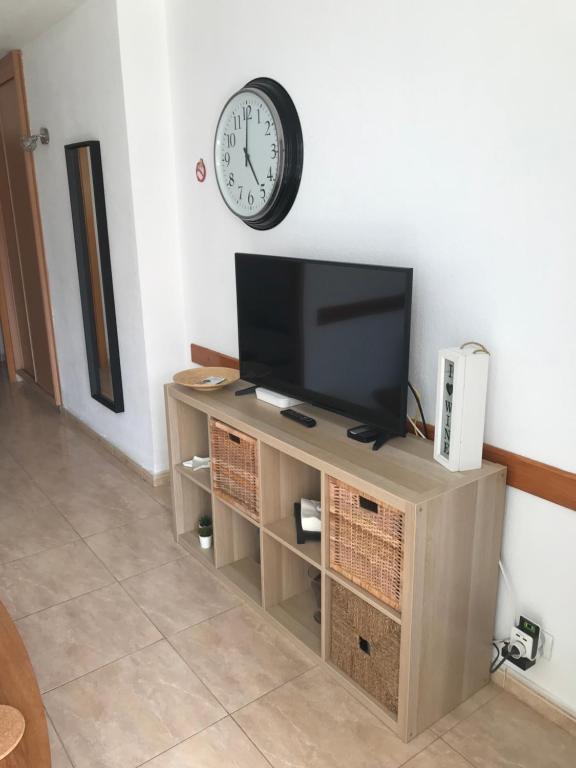 TV a/nebo společenská místnost v ubytování Yumbo Beach Apartment Perfect location free fast WIFI