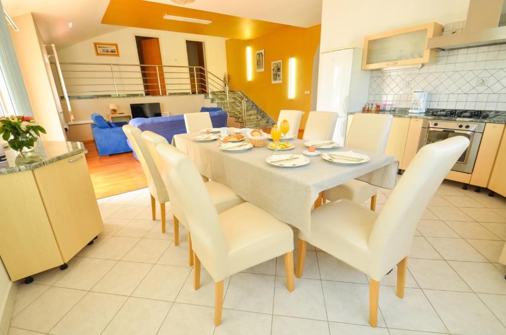 cocina y comedor con mesa y sillas en Apartment Drazovic, en Zadar