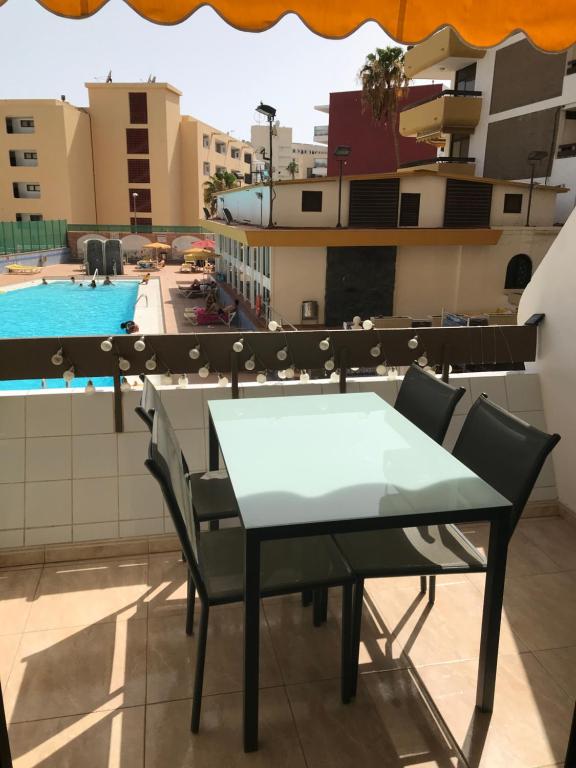 Bazén v ubytování Yumbo Beach Apartment Perfect location free fast WIFI nebo v jeho okolí
