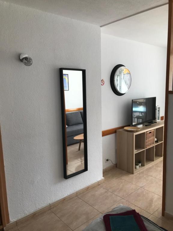 TV a/nebo společenská místnost v ubytování Yumbo Beach Apartment Perfect location free fast WIFI