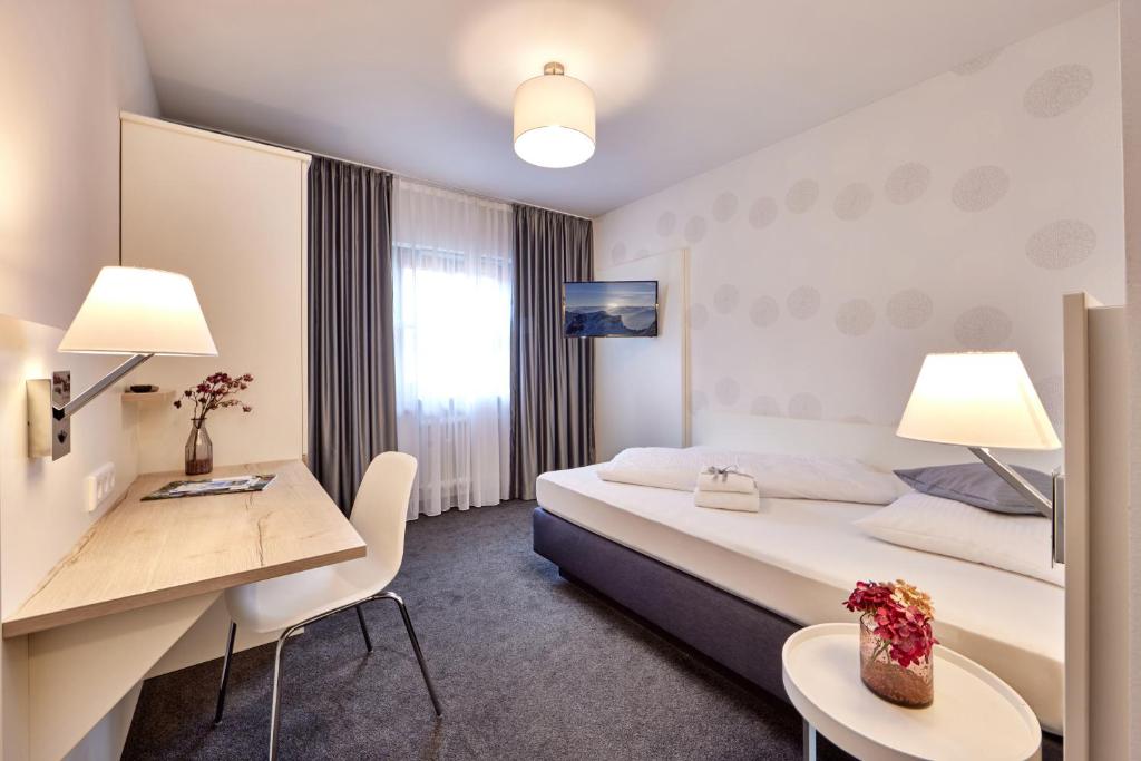 Postel nebo postele na pokoji v ubytování Hotel Alter Wirth