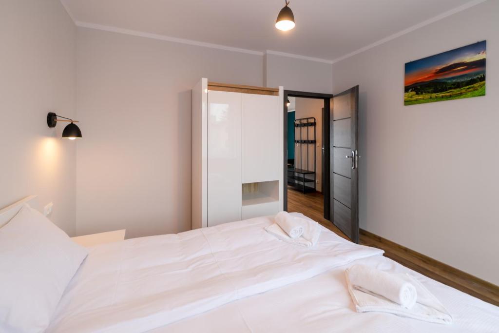 Posteľ alebo postele v izbe v ubytovaní Apartamenty Pod Lasem z klimatyzacją i 2 sypialniami - Dream Apart