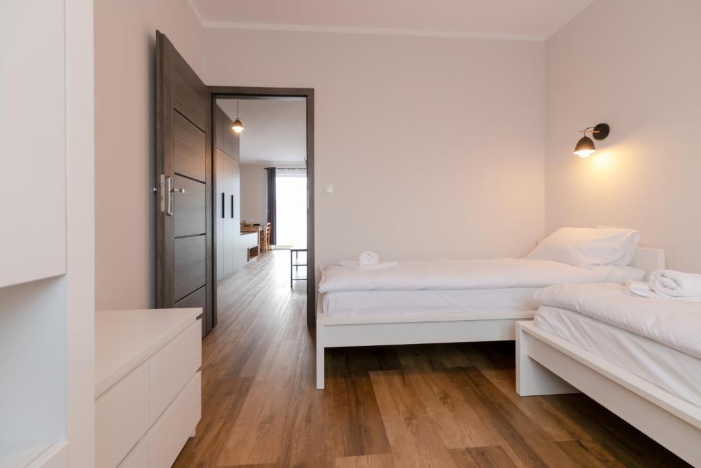 Posteľ alebo postele v izbe v ubytovaní Apartamenty Pod Lasem z klimatyzacją i 2 sypialniami - Dream Apart