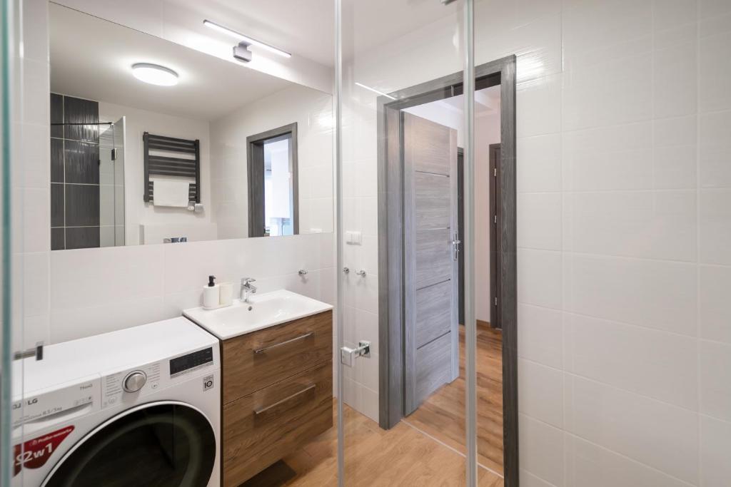 Kúpeľňa v ubytovaní Apartamenty Pod Lasem z klimatyzacją i 2 sypialniami - Dream Apart