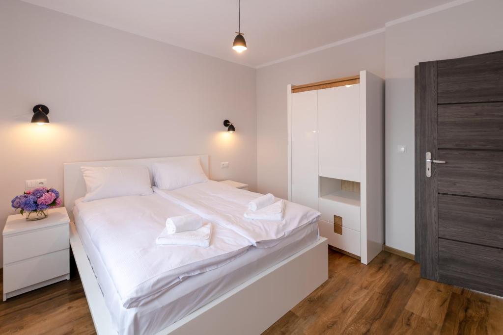 Posteľ alebo postele v izbe v ubytovaní Apartamenty Pod Lasem z klimatyzacją i 2 sypialniami - Dream Apart